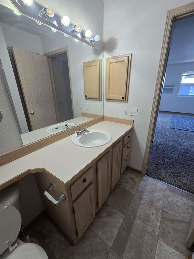 Photo - 402 E River Ave