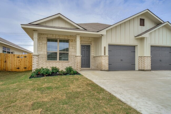 Building Photo - Beautifully designed and thoughtfully maintained duplex