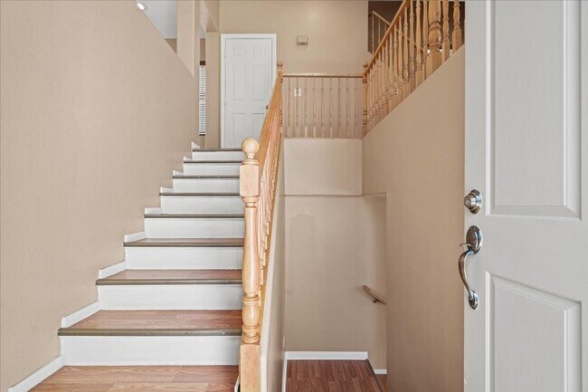 Photo - Spacious 3 bth Upstairs Plus Loft Bedroom, New Floors, New paint, No Carpet