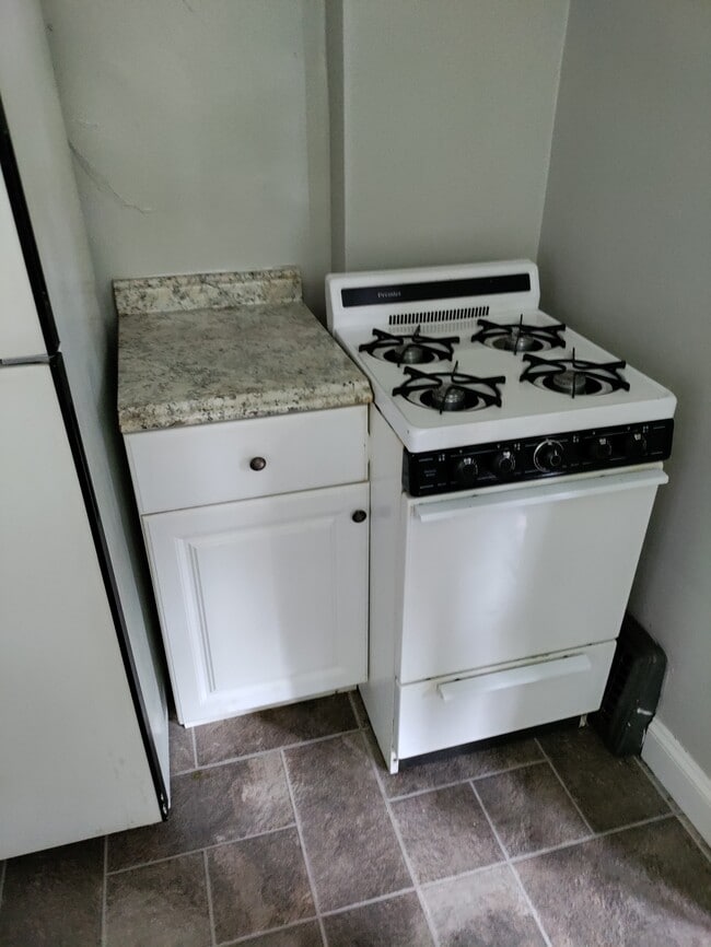 Building Photo - 2030 Farnham Rd Unit Lower Rental