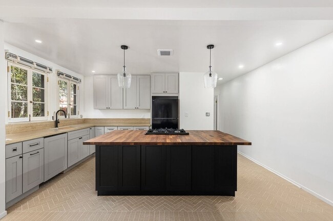Photo - 720 N Harper Ave