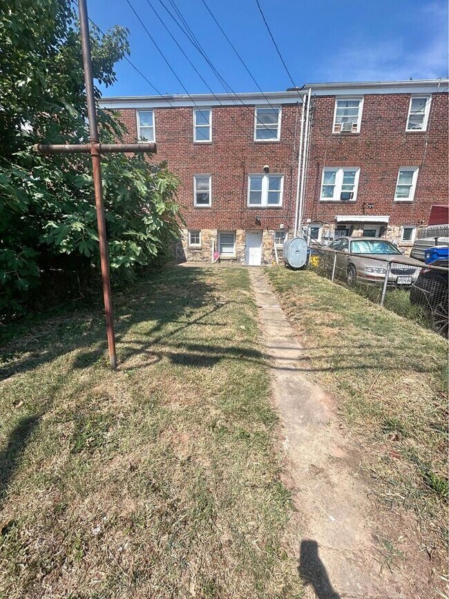 Entrance with Large Yard - 1305 N Linwood Ave Apartments Unit A