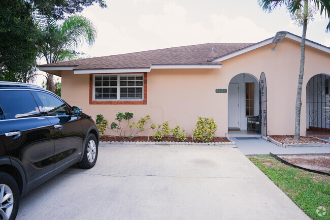 Building Photo - 1425 Riverside Cir Rental