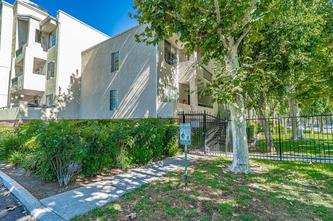 Modern 1-Bedroom Condo with Resort-Style A... - Modern 1-Bedroom Condo with Resort-Style A... Unit 133