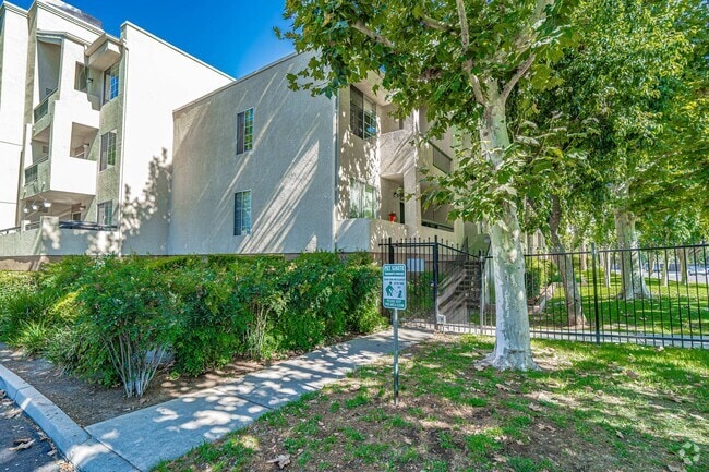 Building Photo - Modern 1-Bedroom Condo with Resort-Style A... Unit 133