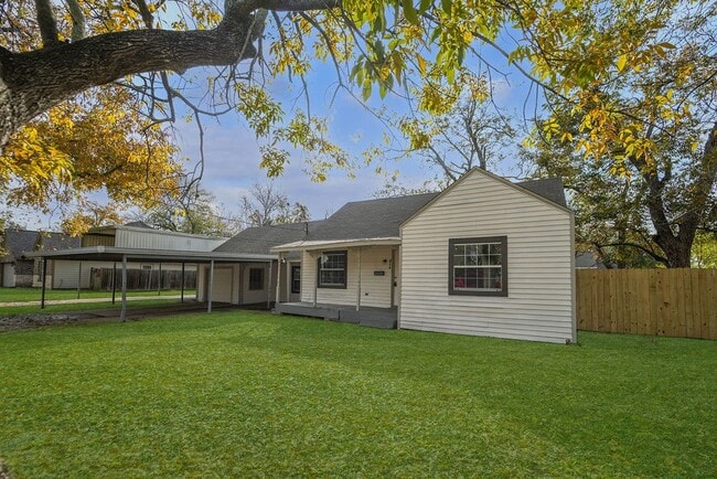 Photo - 214 E 1st St