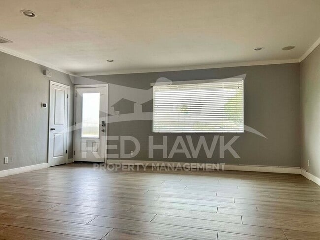 Photo - 909 W 17th Pl