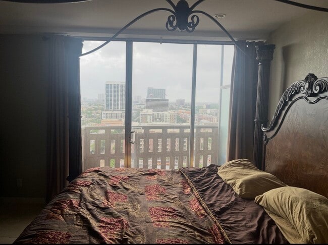 Building Photo - 2016 Main St Unit 1708