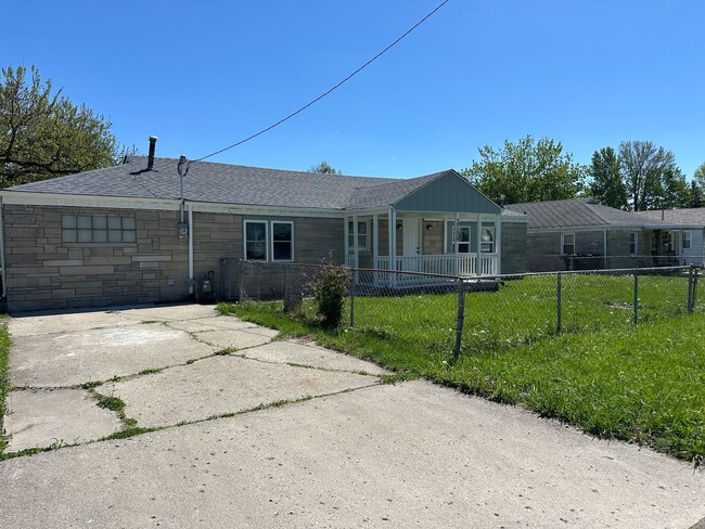 Building Photo - Backyard Nights & Front Porch Mornings — Cozy 3BR Brick Ranch in Fairlawn