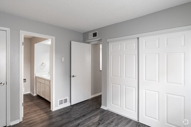 1BR, 1BA - 520SF - Bedroom