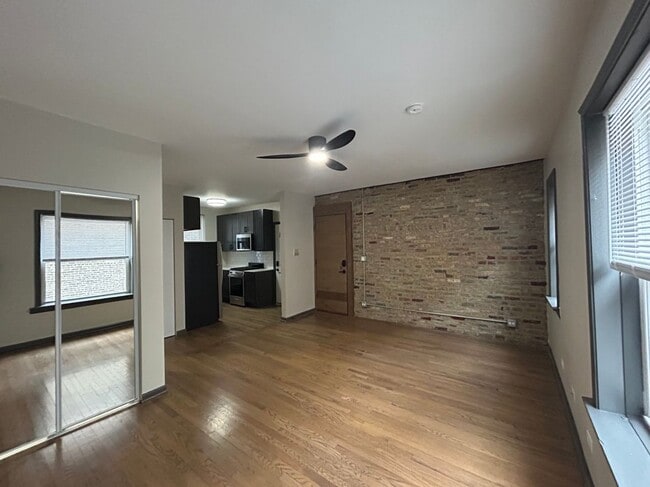 Building Photo - 722 W Barry Ave Unit 724-3S