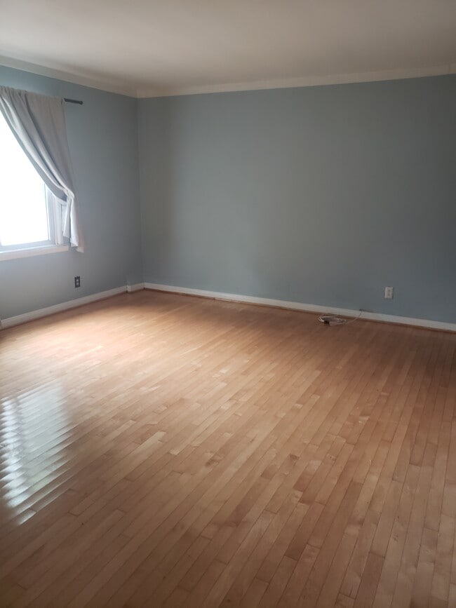Bedroom 3 with attached bathroom - 7116 W 91st St