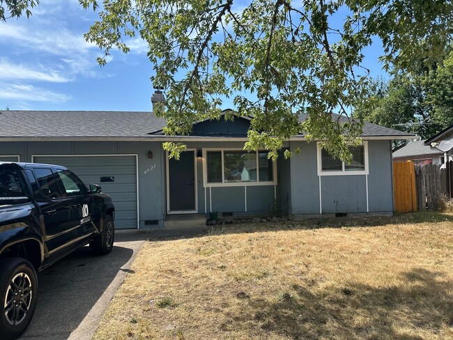 Building Photo - Beautifully updated 2 bedroom 1 bathroom d... Rental