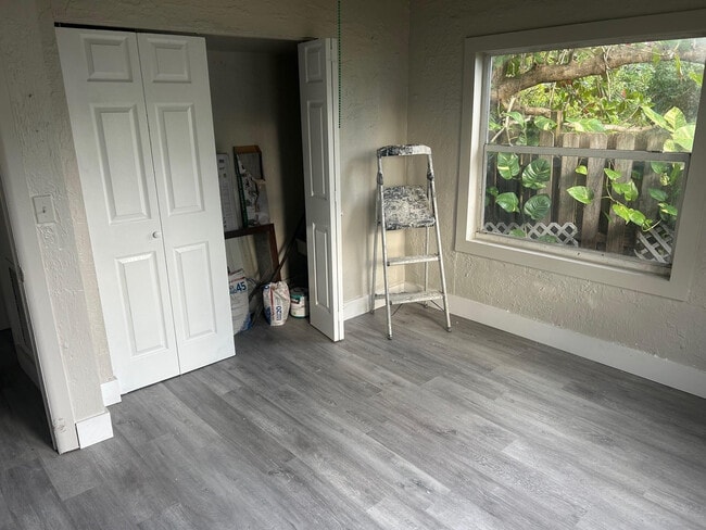 Photo - 823 NE 14th Pl