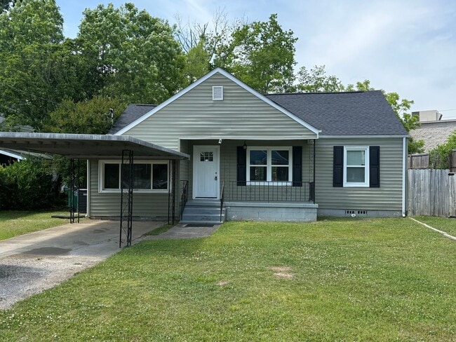 Building Photo - Charming East Ridge Home - 3 beds, 1 bath, and an updated kitchen!