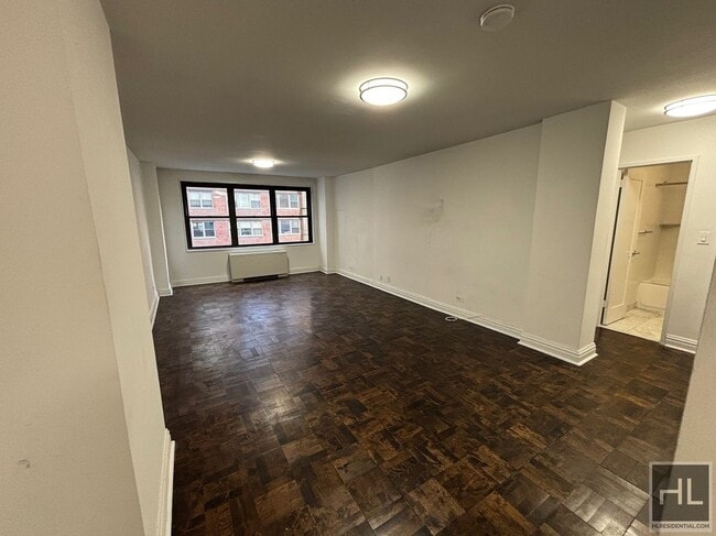 Building Photo - 5 AVENUE