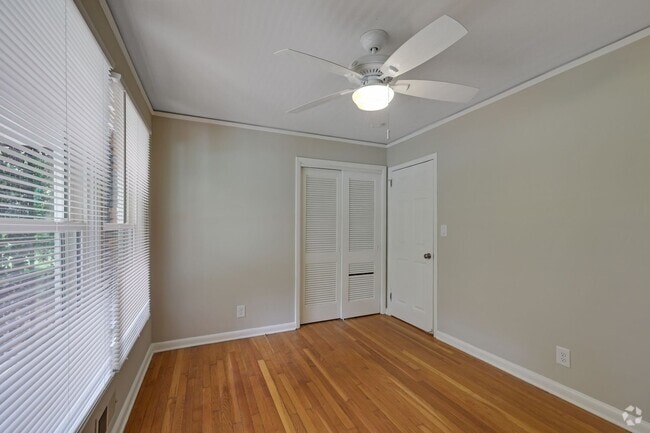 Building Photo - "Stunning 5-Bed, 3-Bath Haven with Sunroom... Rental