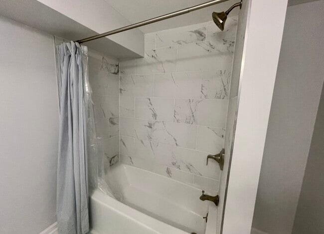 Shower - 2314 S Seeley Ave Unit Garden