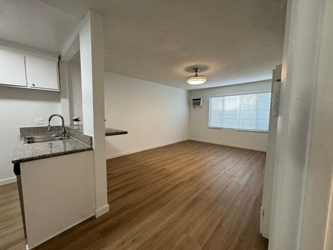 Photo - 14220 Burbank Blvd