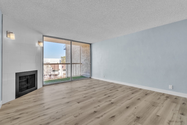 Photo - 725 N Royal Crest Cir