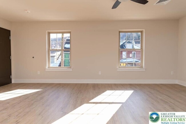 Photo - 1275 E 4th St Unidad 202