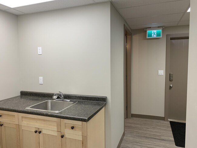 Photo - 10307-10100 100 Ave