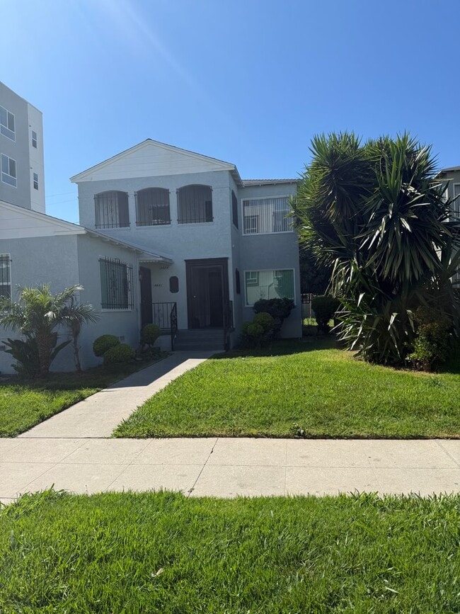 Photo - FOR RENT — COMPLETELY REMODELED Apartment Unidad 3529