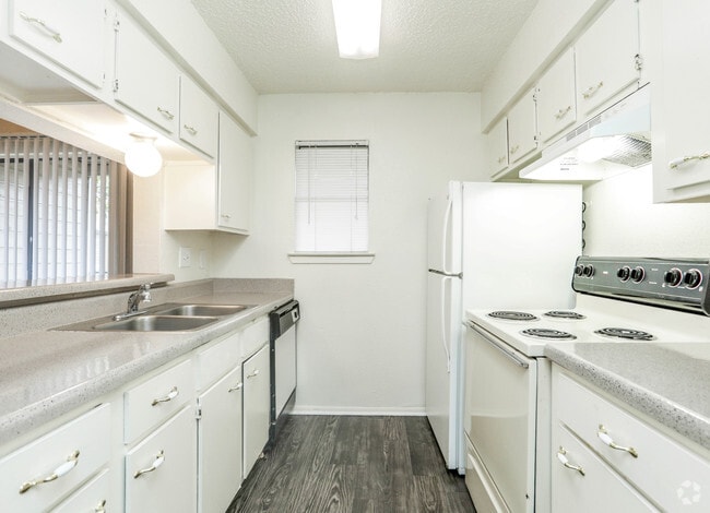 2BR, 2BA - 863SF (Kitchen)