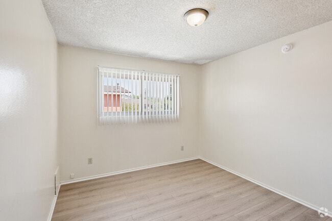 2BR, 1BA - 925SF - Bedroom 1 - Viking Gardens Apartments