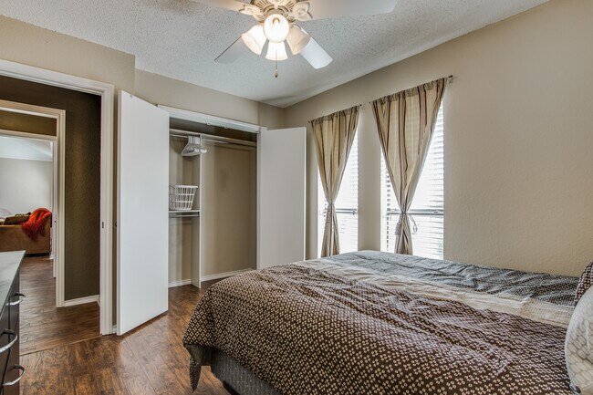 Photo - 2015 Stradivarius Ln