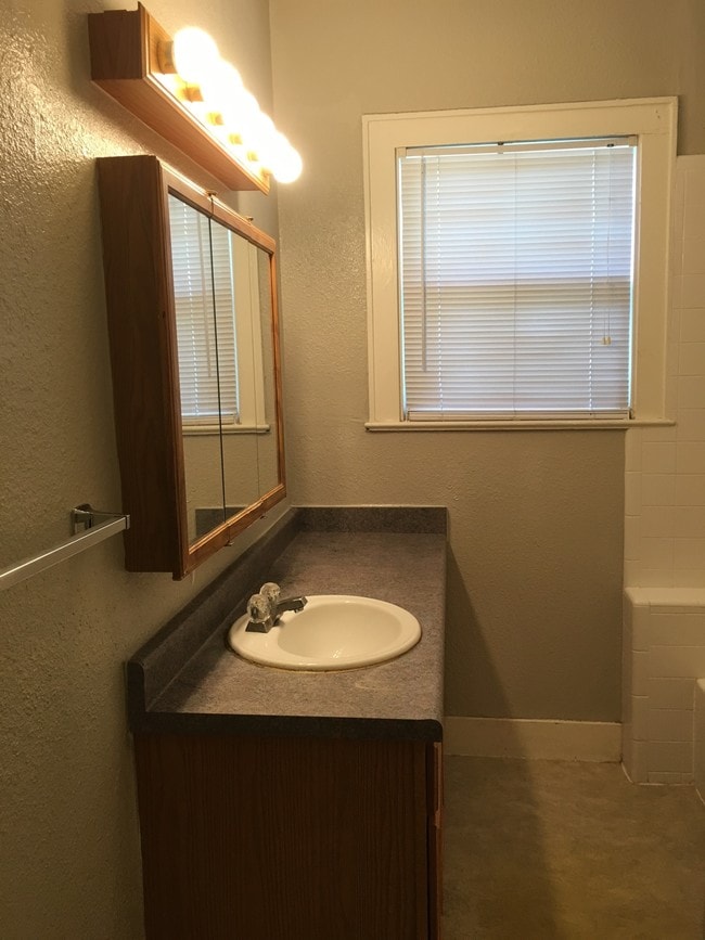 Photo - 715 E Elmira St