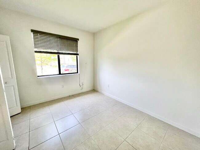 Photo - 575 NE 208th Ter