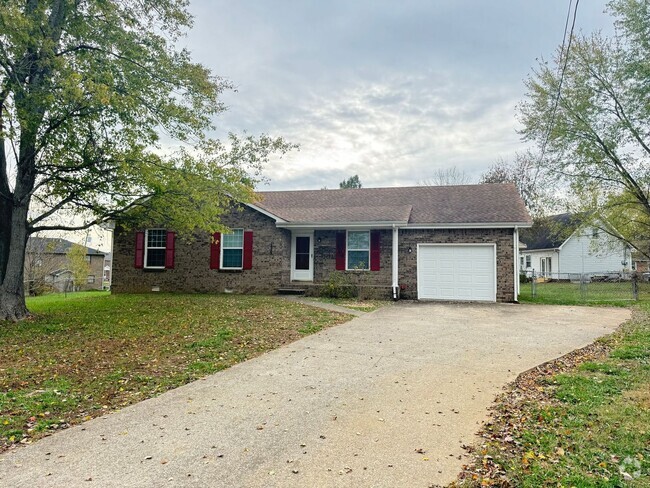 Building Photo - 3 Bed/2 Bath home 1 car garage, Fenced in ...