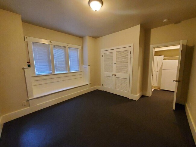 Photo - 7 Bed/2 Bath Unit in a Nice Duplex near UW Campus