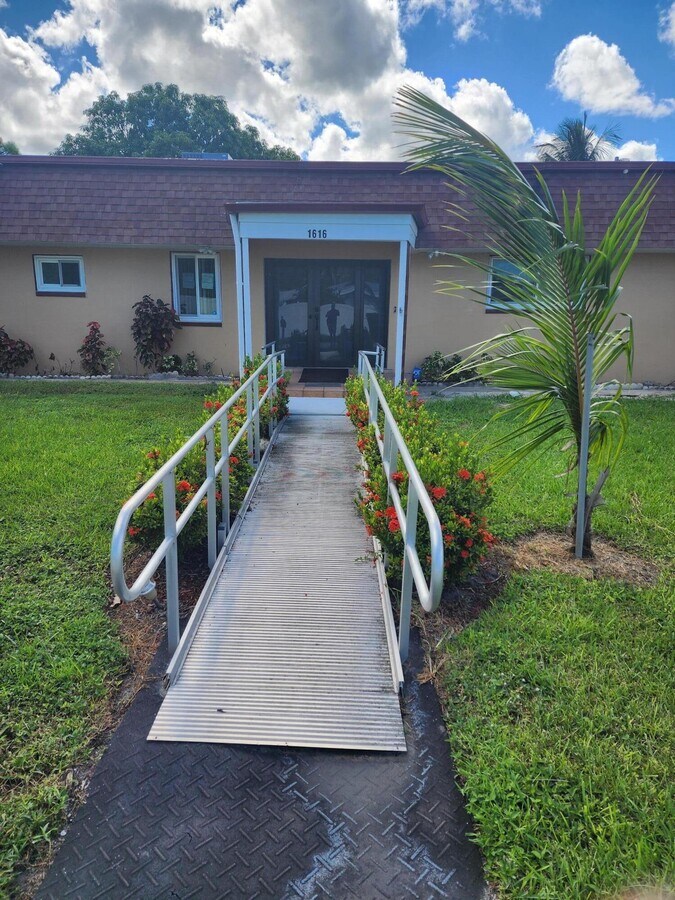 Photo - 1616 Crandon Ave