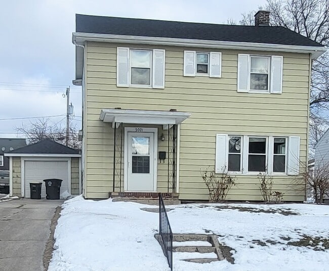 Building Photo - 2021 Kenwood Ave