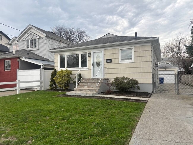 Building Photo - 527 Willowbrook Rd