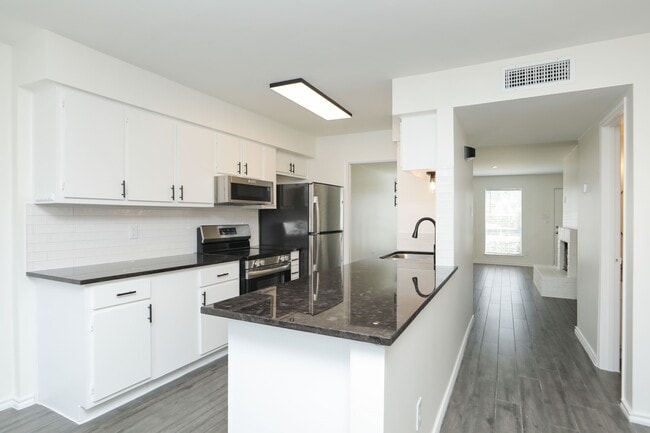 Building Photo - 5800 Lumberdale Rd Unit 17