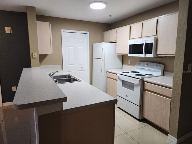 Photo - 5483 Vineland Rd Unit 10107