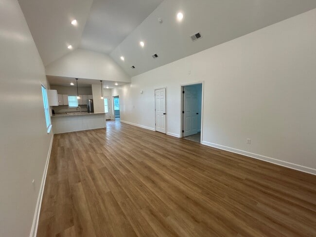 Photo - 329 W King St