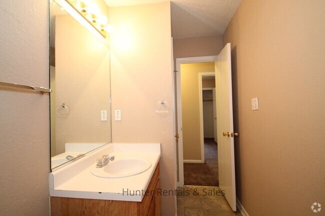 Building Photo - Delightful Duplex! Rental
