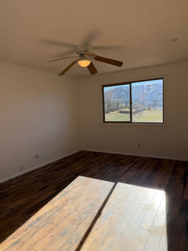 Photo - 411 E 1st St Unidad 413 - Upstairs