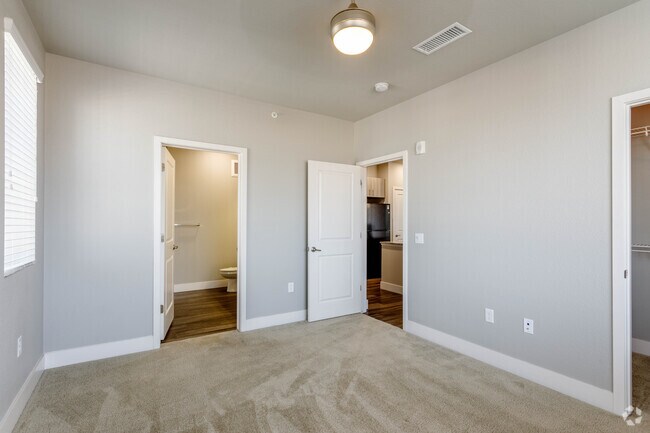 2BR, 2BA - 1,039SF