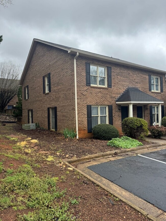 Building Photo - 3-Bedroom Townhome Just Minutes From Downtown Hickory!