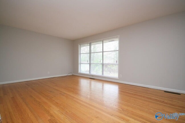 Photo - 417 Greenacres Dr NW