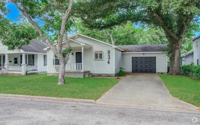 Building Photo - 834 Live Oak St Rental