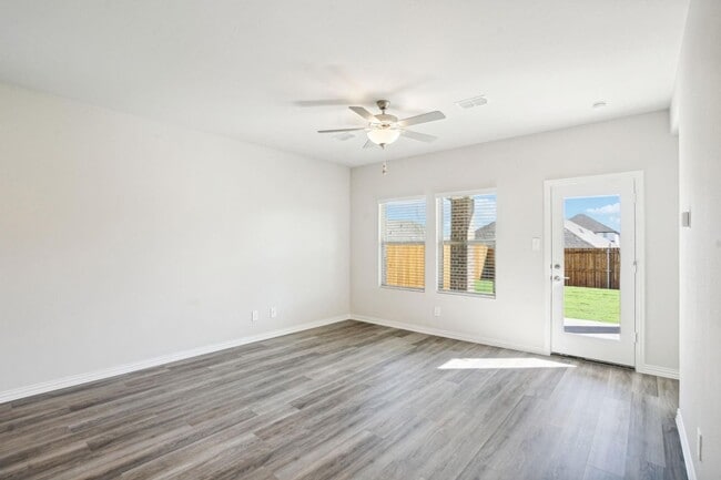 Photo - 516 Ezra Ln