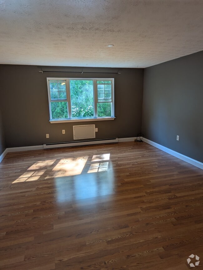 Building Photo - 65 Horse Pond Rd Unit G Rental
