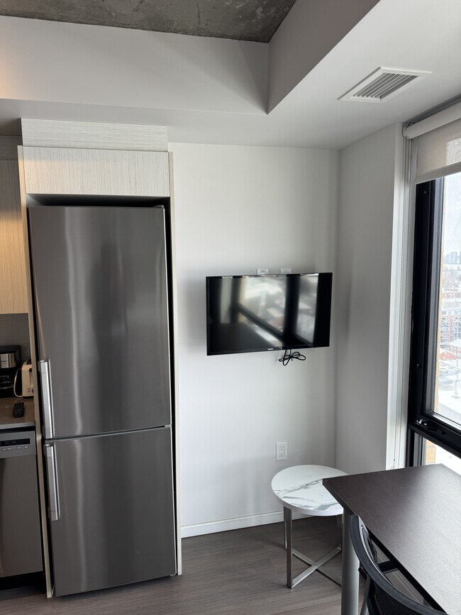 Photo - 105 Champagne Ave S