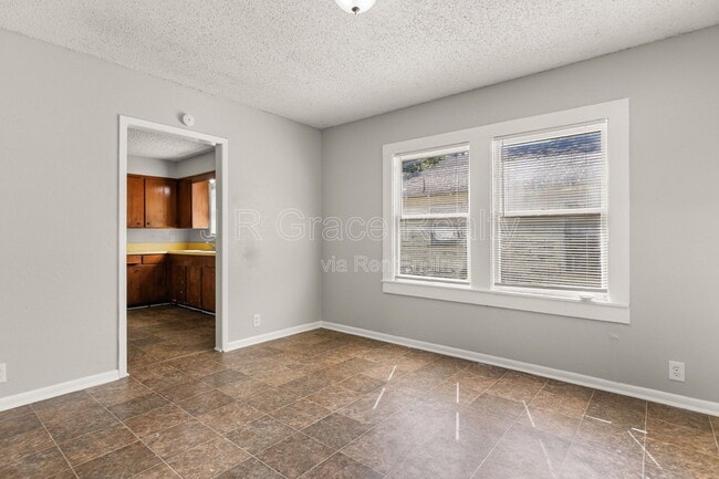 Photo - 807 W Sabine St